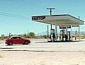 Gefilmt wurde an sechs Drehorten: im alten Konferenzraum der L.A. Times, an einer Fastop Tankstelle in der Mojave Wüste Kaliforniens (im Bild), auf einer Driving Range in Koreatown, Los Angeles und im American Cement Building. 